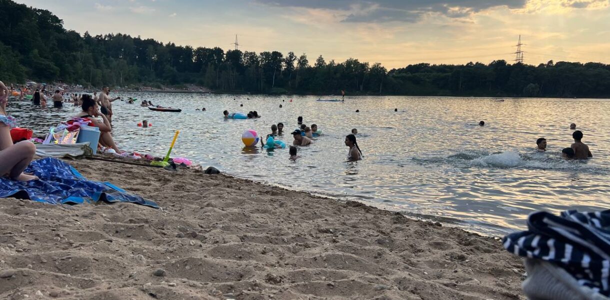 Badestrand am von-Diergardt-See zwischen Leverkusen und Köln Mülheim mit Sandstrand und Wald