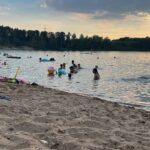 Badestrand am von-Diergardt-See zwischen Leverkusen und Köln Mülheim mit Sandstrand und Wald