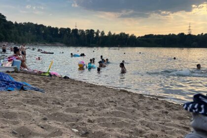 Badestrand am von-Diergardt-See zwischen Leverkusen und Köln Mülheim mit Sandstrand und Wald