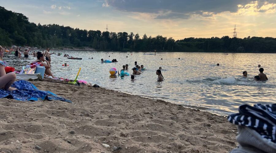 Badestrand am von-Diergardt-See zwischen Leverkusen und Köln Mülheim mit Sandstrand und Wald