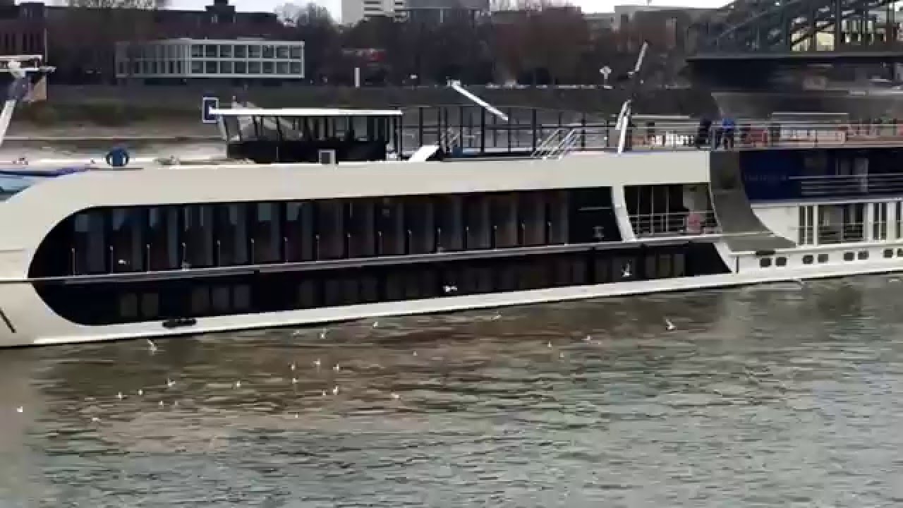 🤖 Anlegemanöver Kreuzfahrtschiff Köln