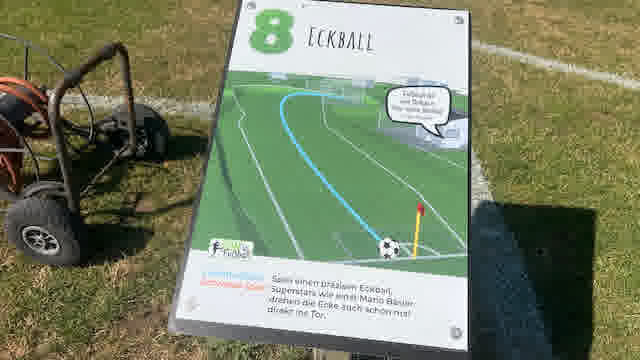 Achte Station des Fußballgolf-Platzes mit Erklärungstafel – die Herausforderung wird anspruchsvoller