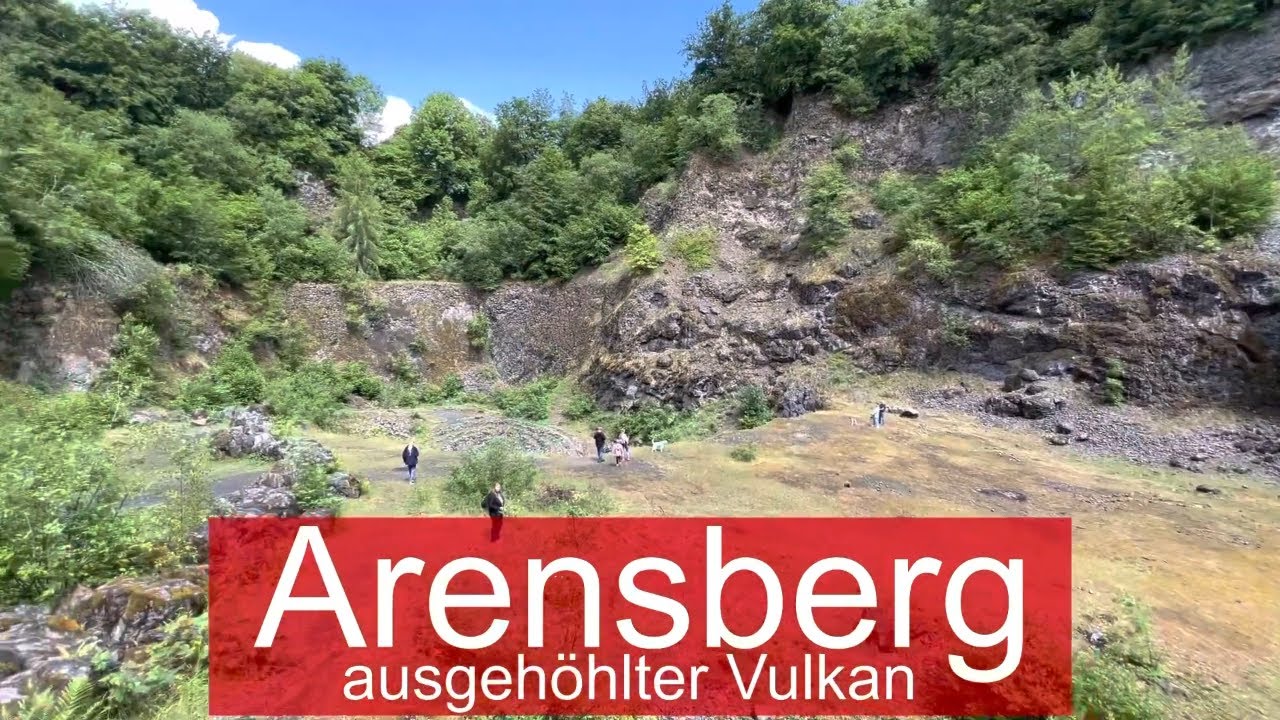 Arensberg Vulkan in der Vulkaneifel – Zugang durch einen Stollen in den ausgehöhlten Vulkan