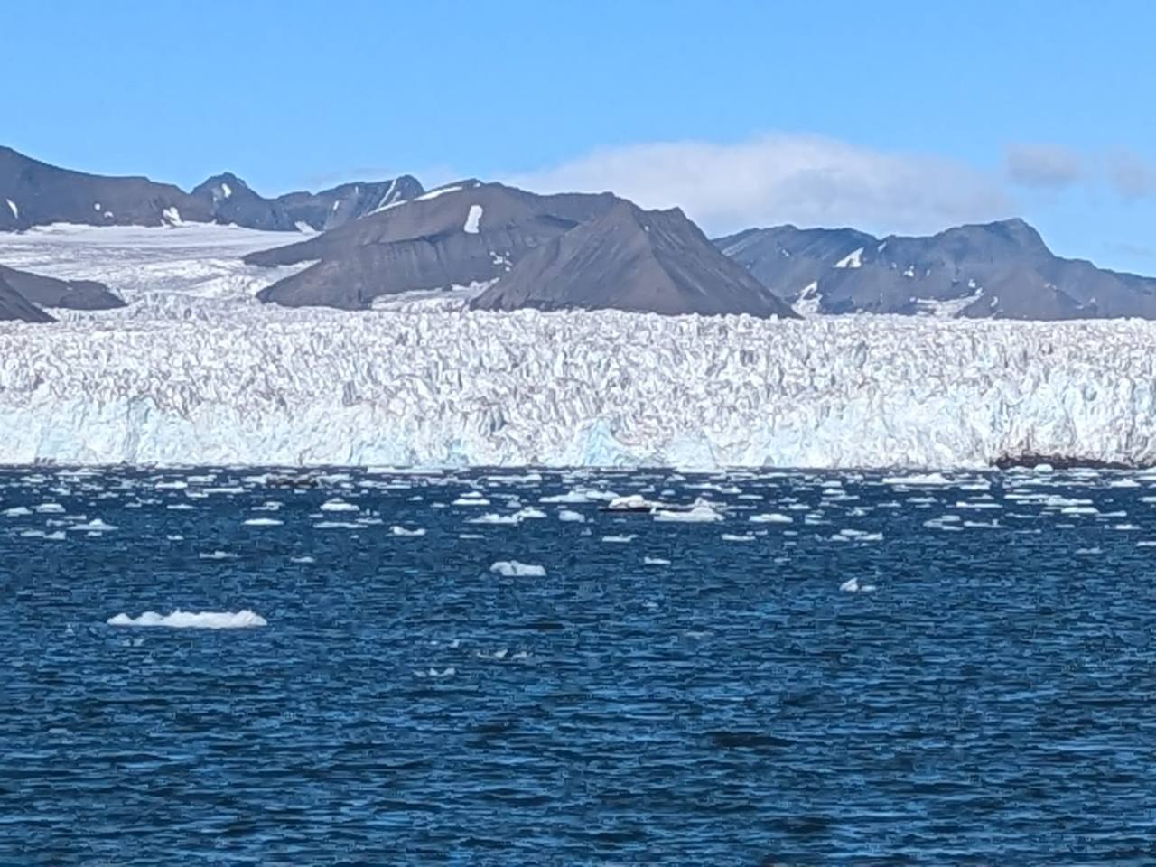 Katamaranfahrt durch den Eisfjord vor Spitzbergen – Treibeis und arktische Berglandschaft