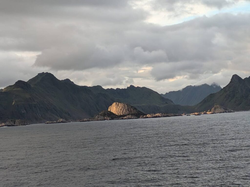 Stimmungsvoller Abschied von den Lofoten in der Dämmerung