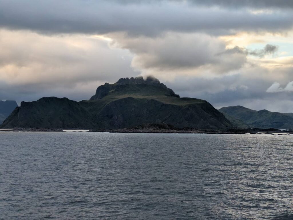 Letzter Blick auf eine Insel mit Haus beim Abschied von den Lofoten