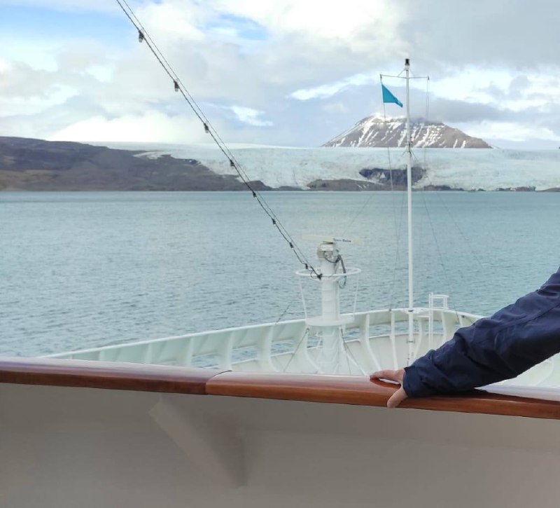 MS Artania in der Bucht vor Longyearbyen auf Spitzbergen am frühen Morgen