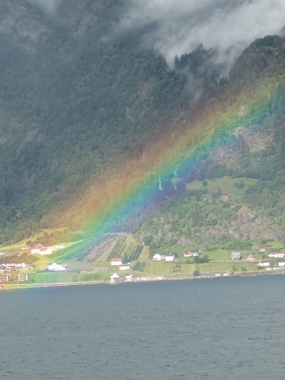 Regenbogen über dem Aurlandsfjord – MS Artania verlässt Flåm Richtung Bremerhaven