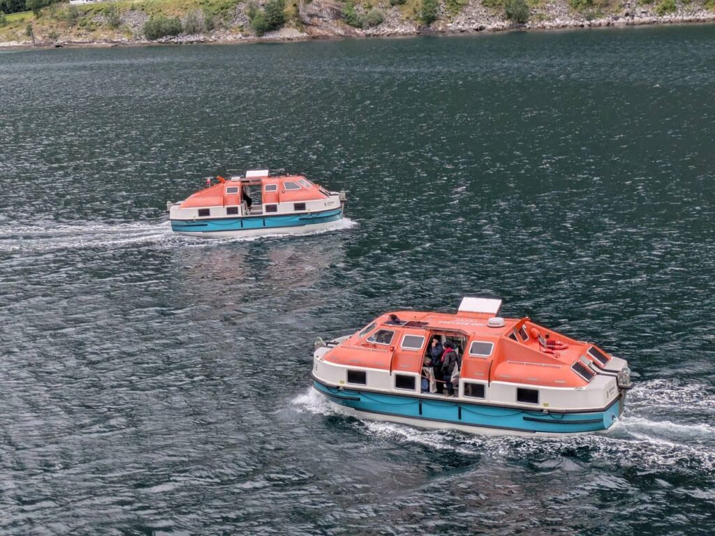 Tenderboot der Artania mit Passagieren auf dem Weg an Land