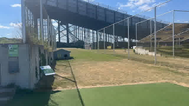 Ballschussmaschine auf dem Fußballgolf-Platz an der Skihalle Neuss – besondere Attraktion für die ganze Familie