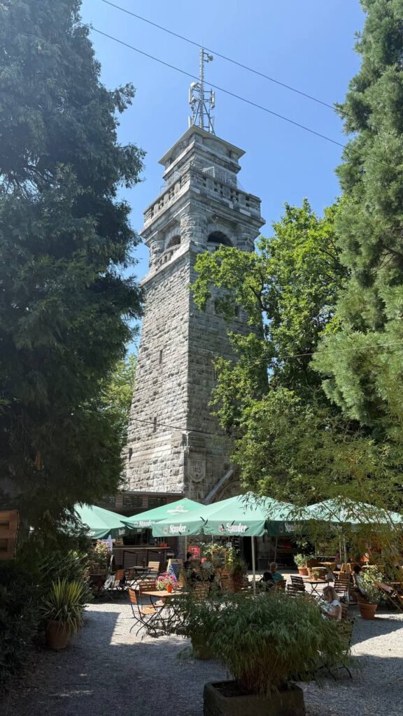 Biergarten Das Baumhaus am Bismarckturm mit grünen Sonnenschirmen