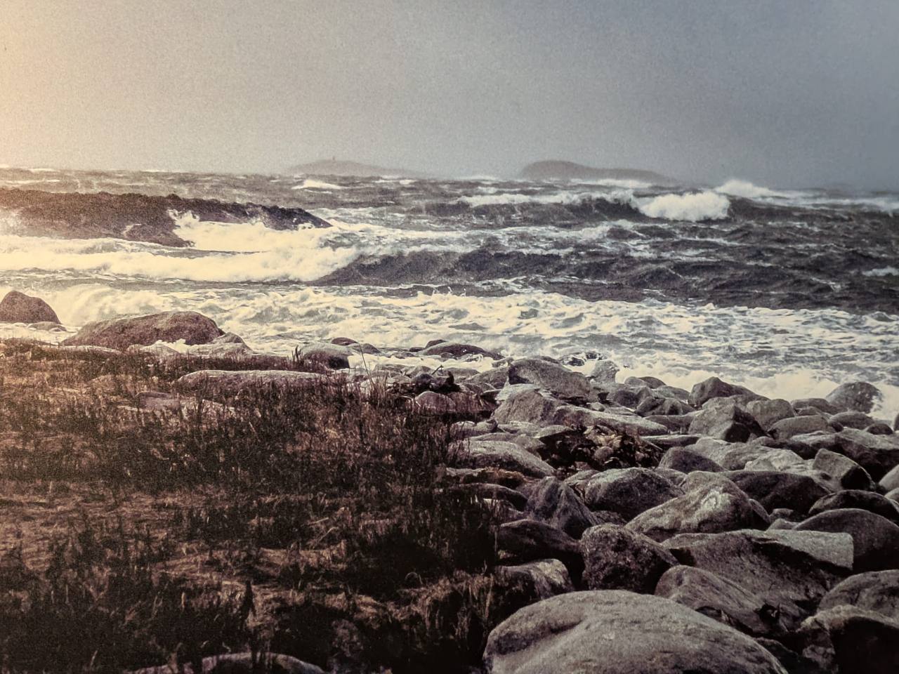 Drei Felsen am Wasser bei Brønnøysund