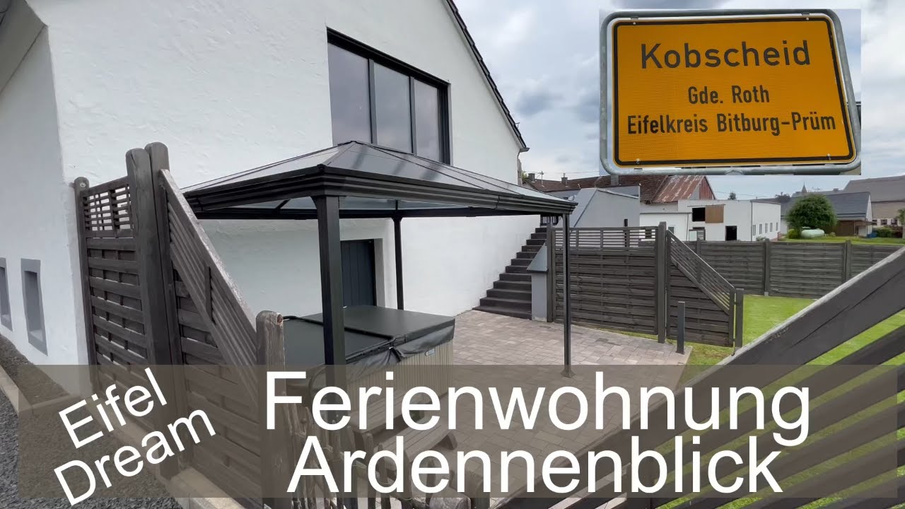 Eifel Dream Ferienwohnung Ardennenblick in Kobscheid – Wohnzimmer mit Ausblick auf die Ardennen
