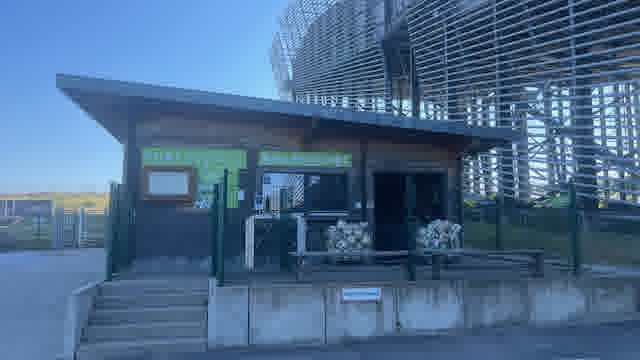 Eingangsbereich des Fußballgolf-Platzes an der Skihalle Neuss – Start für eine Runde Fußballgolf