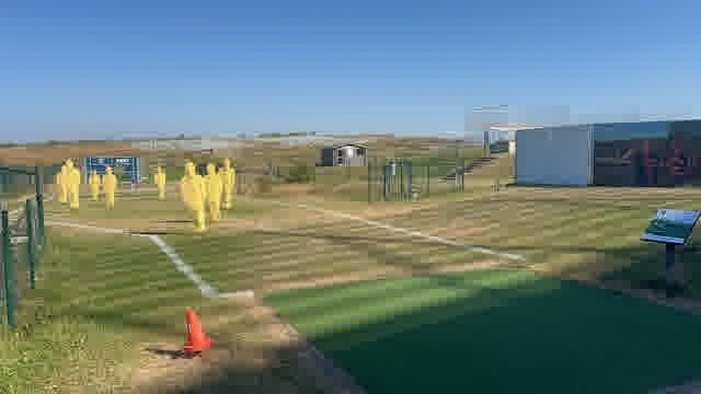 Erste Station des Fußballgolf-Platzes an der Skihalle Neuss – der Startschuss für die Runde