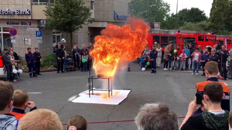 Fettexplosion – Eindrucksvolle Feuerwehr-Demonstration auf dem Schloßstadtfest in Bensberg
