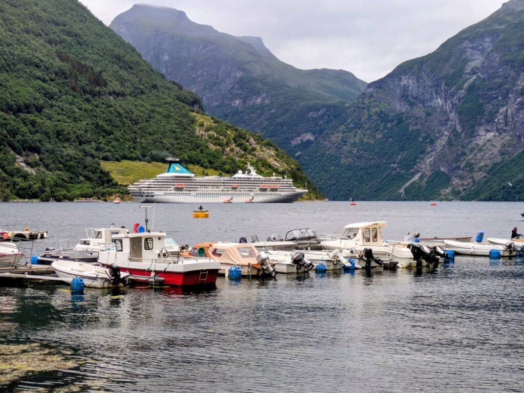 Boote im Geirangerfjord vor imposanter Fjordkulisse