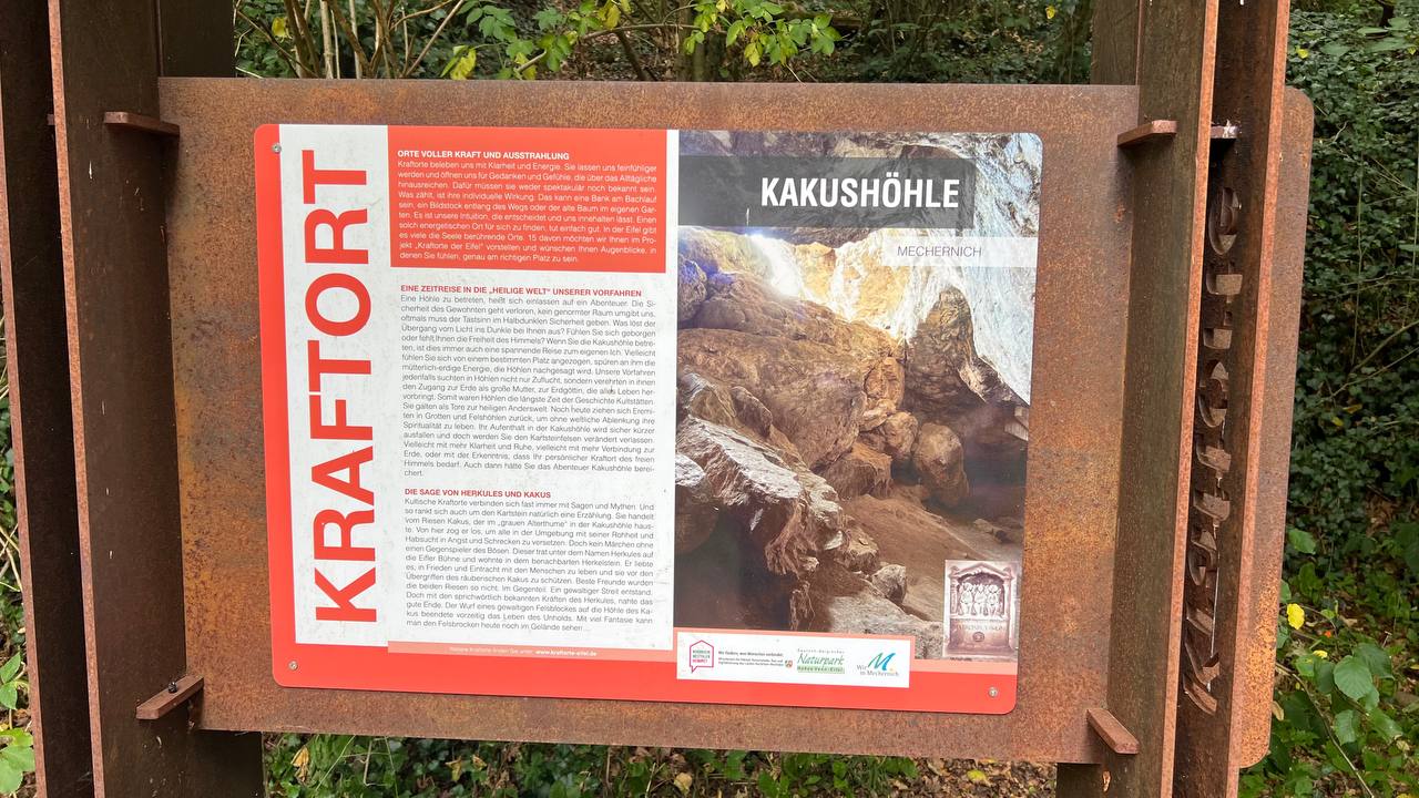 Informationstafel an der Kakushöhle mit Kartenmaterial