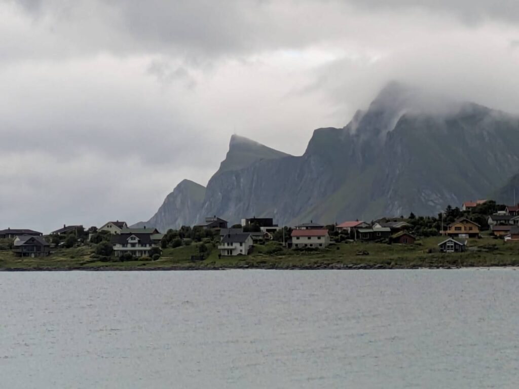 Typische Häuser auf den Lofoten – eingebettet in die Berglandschaft