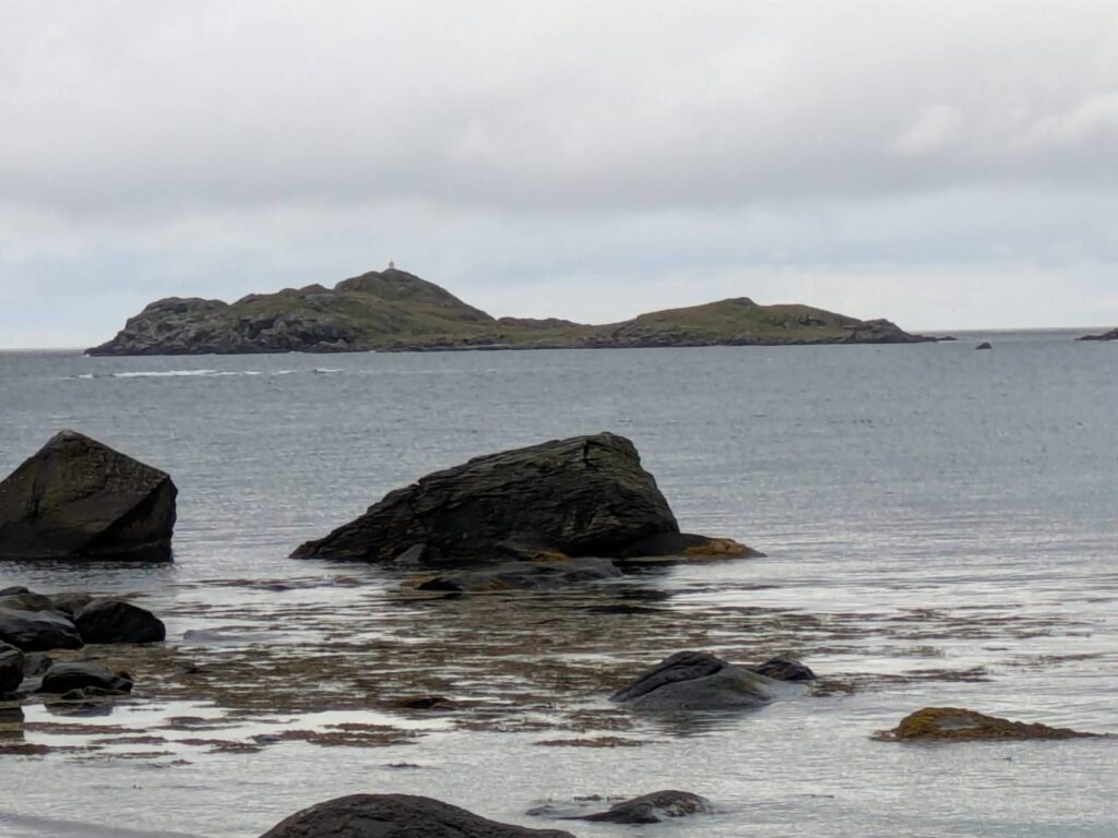 Zwei kleine Inseln vor der Küste der Lofoten mit blauem Himmel