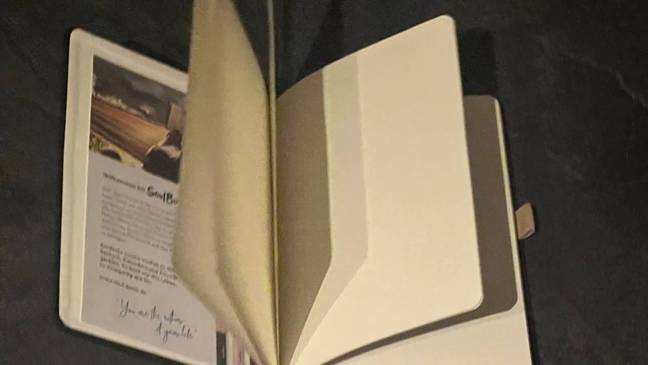Soulbook Notebook A5 Dotted aufgeschlagen – Innenansicht mit Punktpapier und Leseband