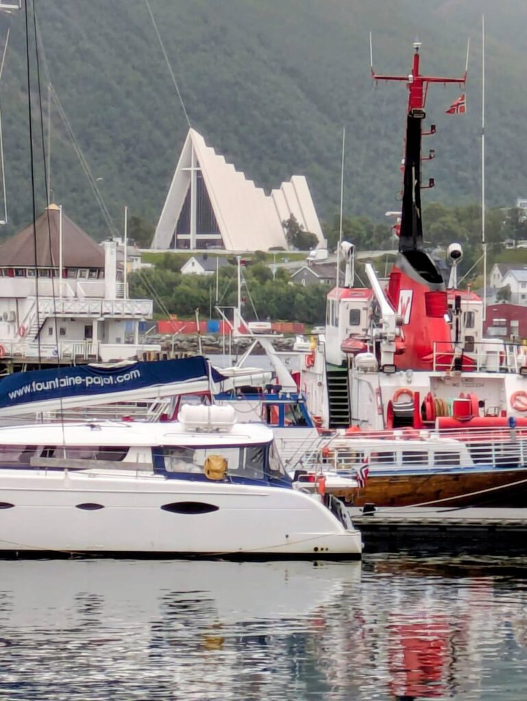 Blick ueber den Hafen von Tromso
