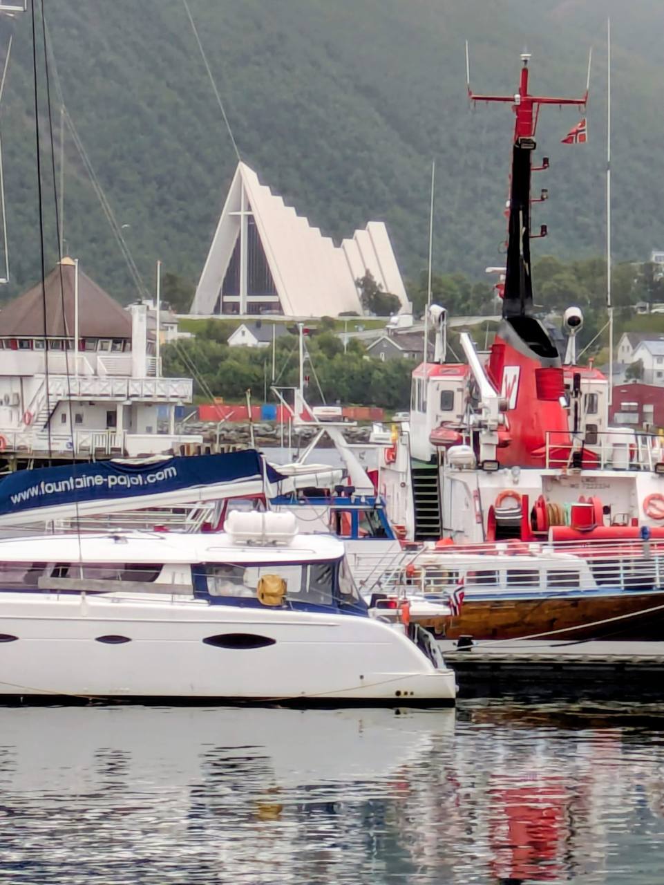 Blick ueber den Hafen von Tromso