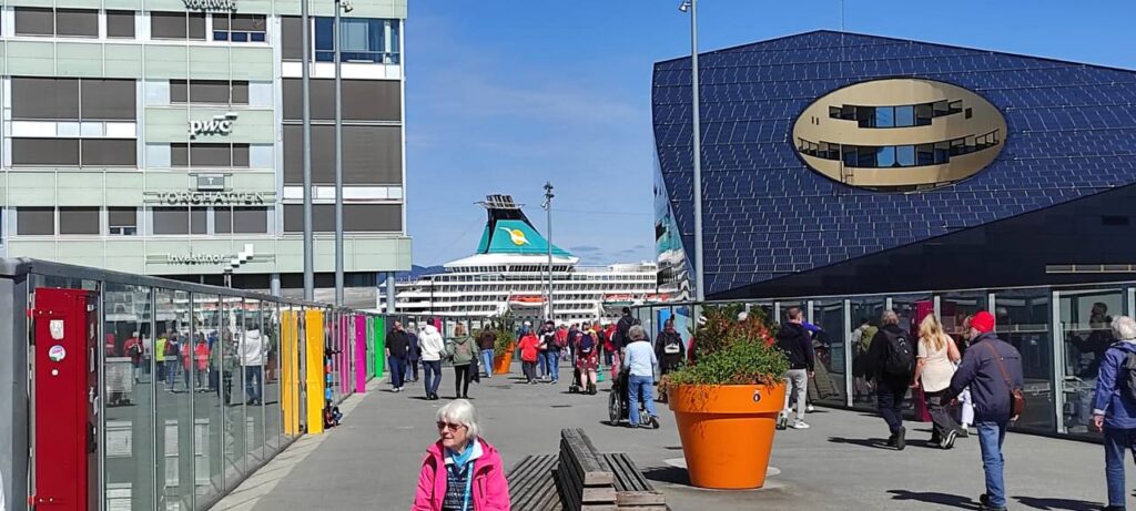 Blick auf die MS Artania im Hafen von Trondheim