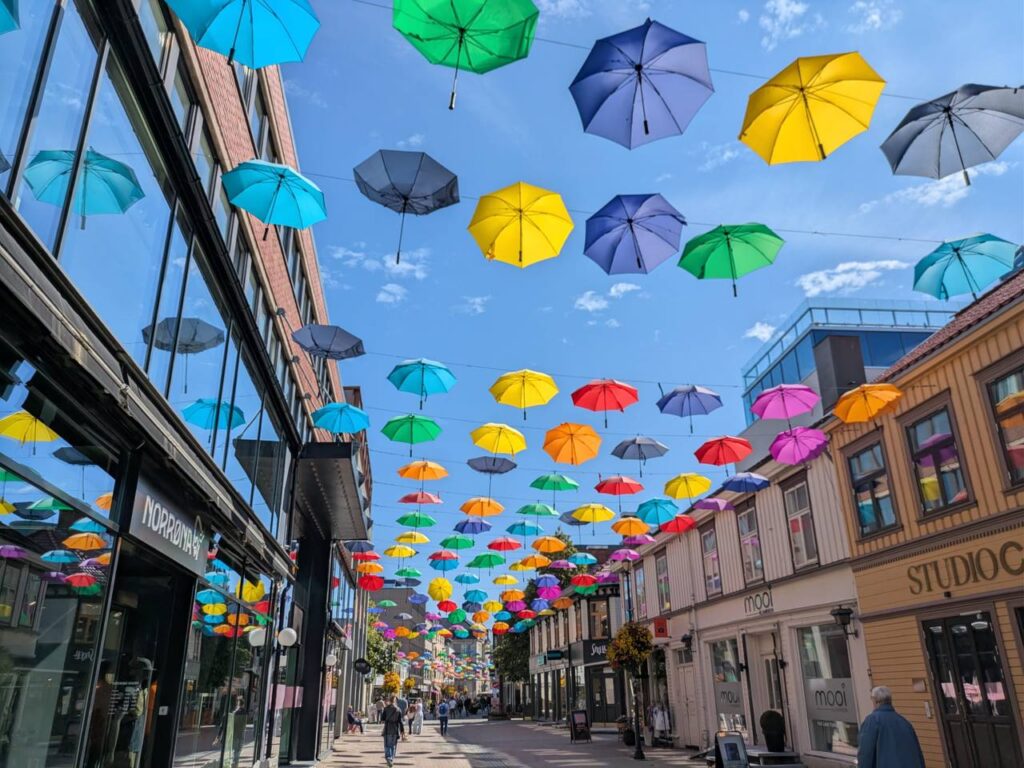 Bunte Regenschirme in der Trondheimer Altstadt
