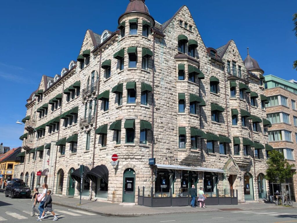 Historisches Gebäude am Hafen von Trondheim