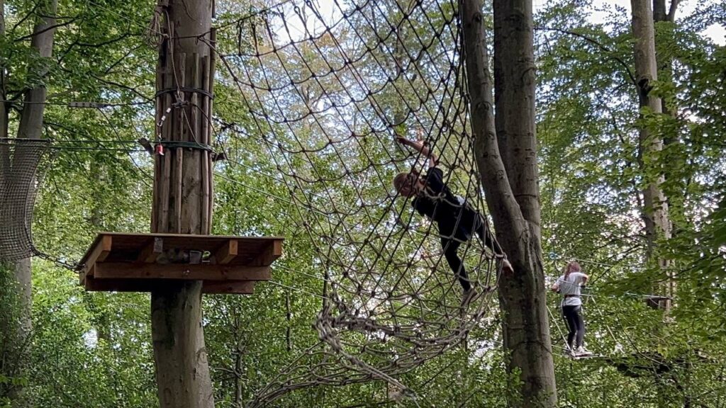 Geländewagen am Wald Abenteuer