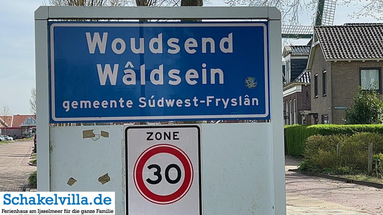 Ortseingangsschild Woudsend in Friesland