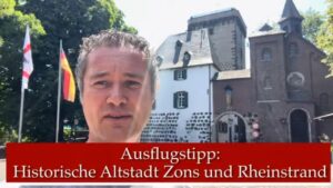 Historische Altstadt Zons – Blick durch die engen Gassen auf den Rheinturm