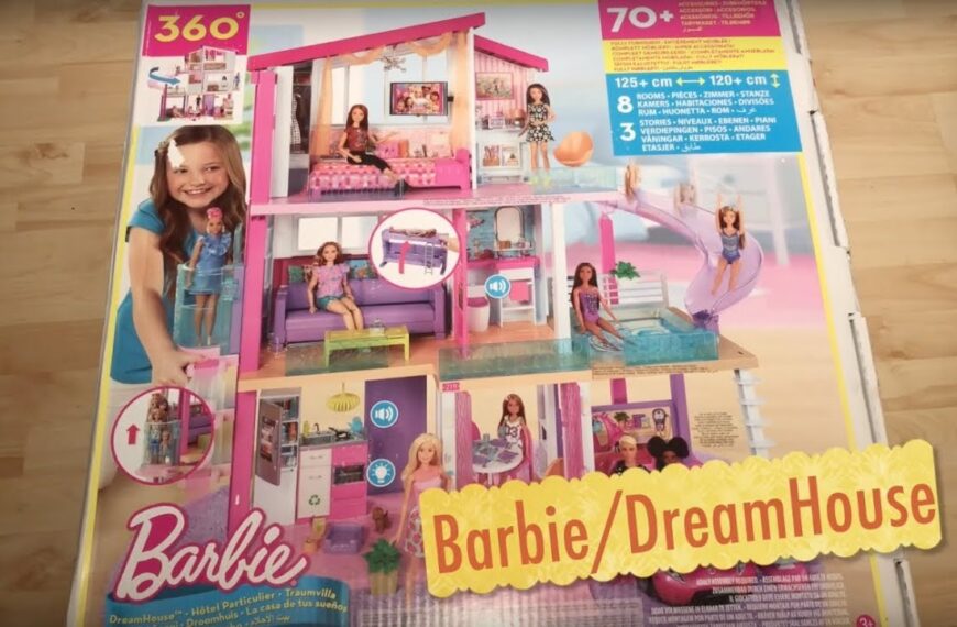Barbie DreamHouse mit mehreren Ebenen, Puppen und Möbeln auf der Verpackung.