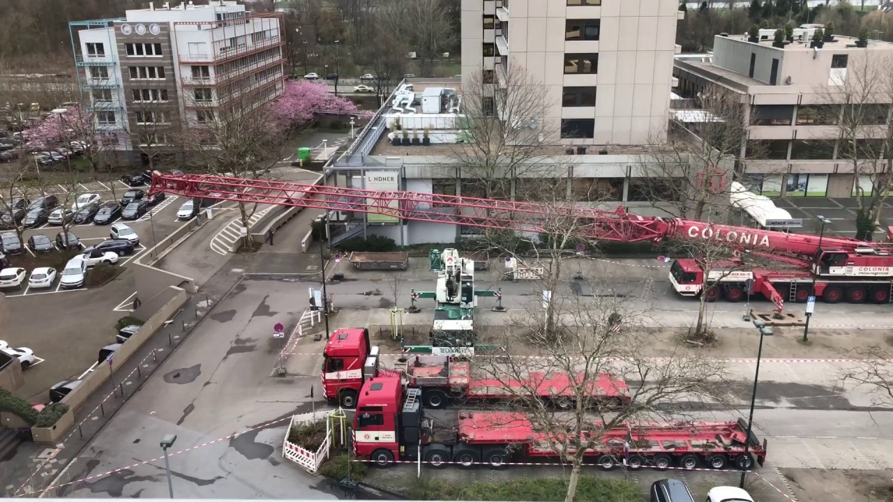Baumaschinen im Einsatz – Schwerlastkran und Bagger