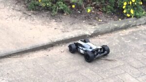 Carrera Dark Pirat RC-Car auf der Straße