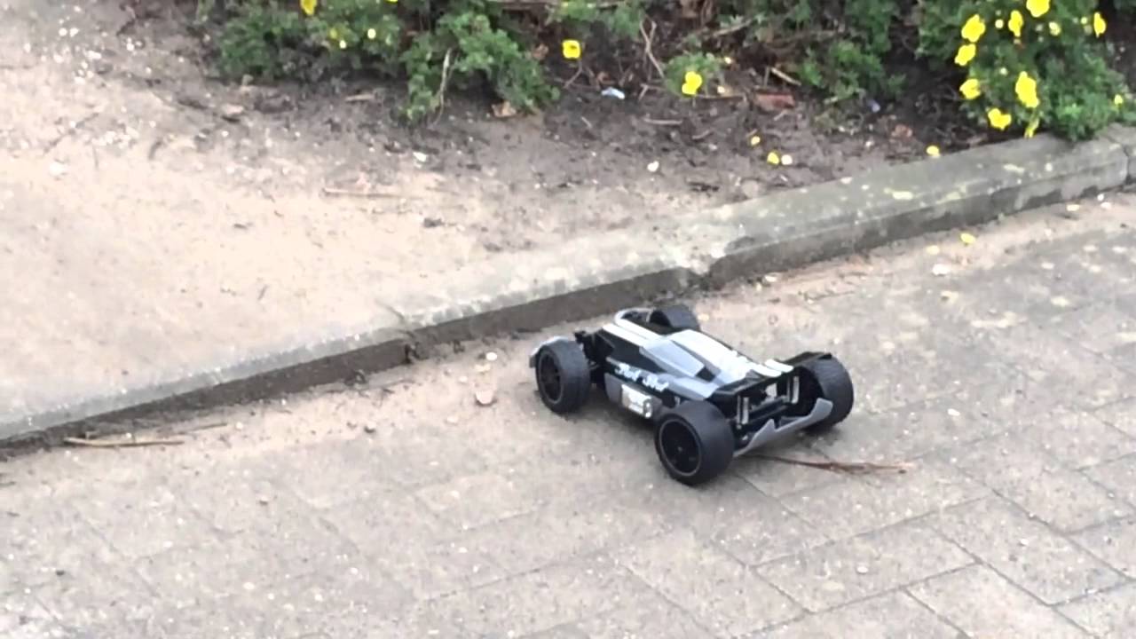 Carrera Dark Pirat RC-Car auf der Straße