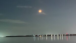 Falcon-Rakete beim Start von Cape Canaveral am Nachthimmel