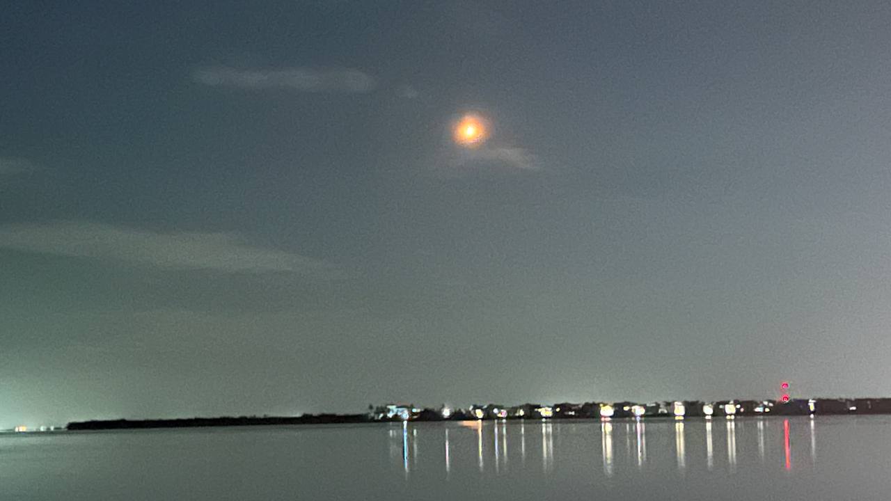 Falcon-Rakete beim Start von Cape Canaveral am Nachthimmel