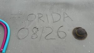Strand auf Anna Maria Island mit FLORIDA-Schriftzug im Sand am 12. Tag in Florida