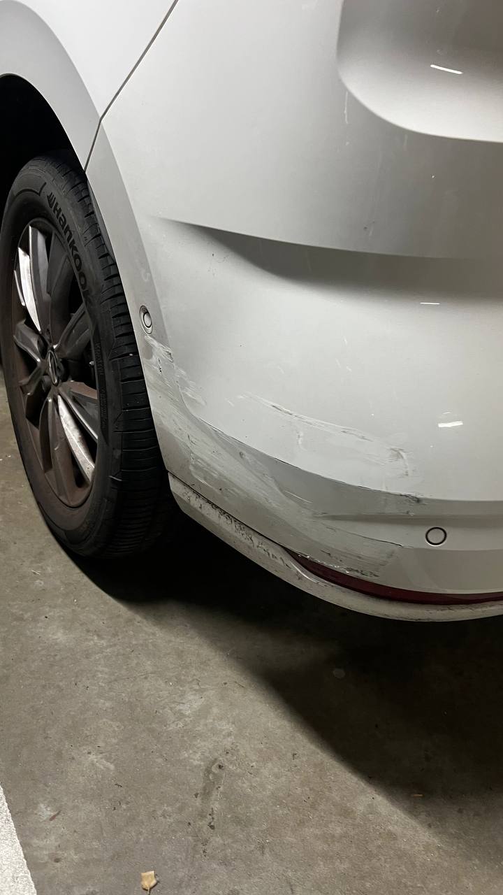 Unser VW Multivan im Parkhaus am Flughafen Frankfurt – touchiert nach der Rückkehr aus Florida (1)