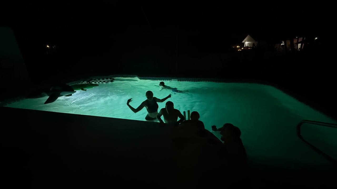 Poolabend bei Nacht am dritten Tag in Florida