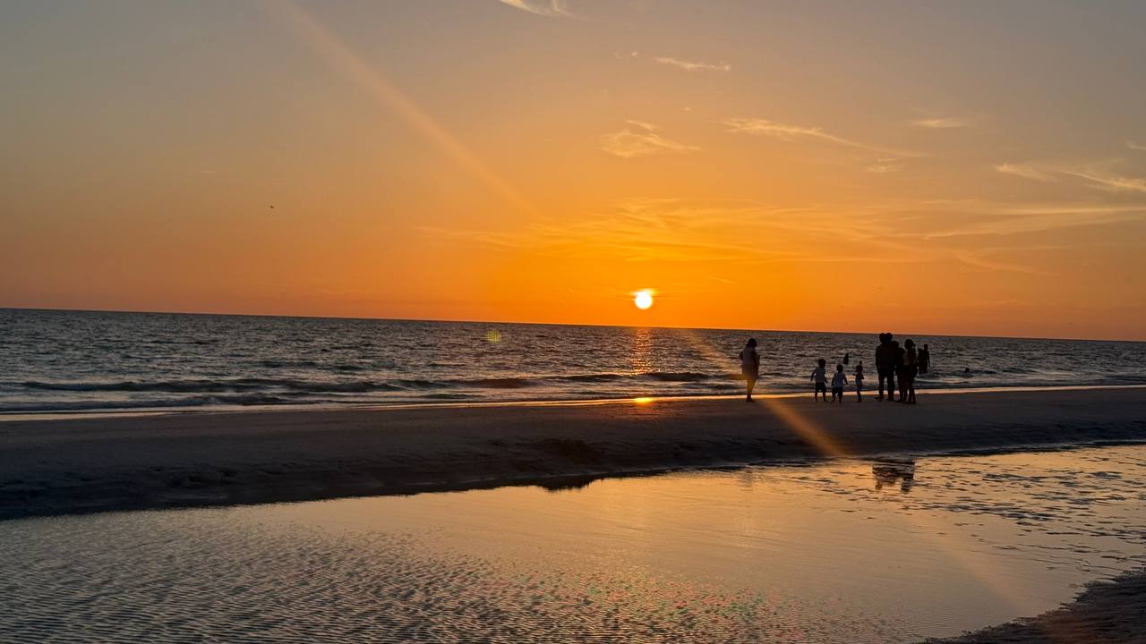 Familie am Strand bei Sonnenuntergang – Badeabend am dritten Tag in Florida