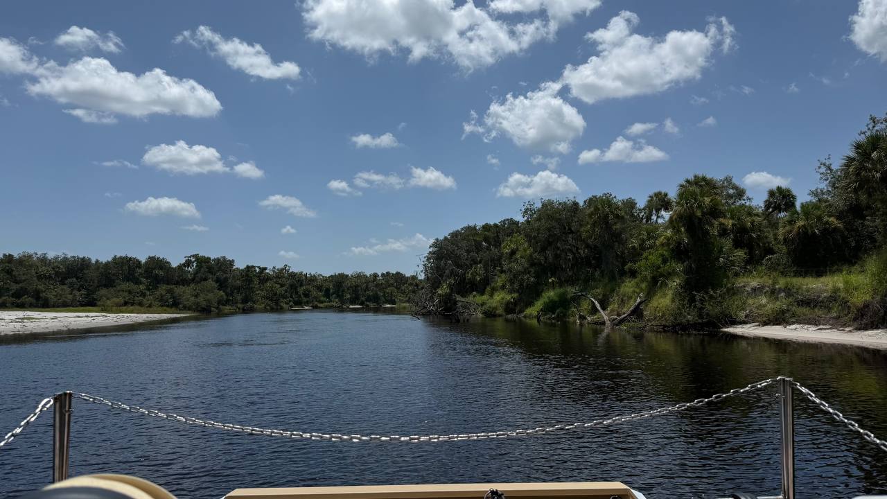 Blick vom Luftboot auf den Fluss in den Everglades