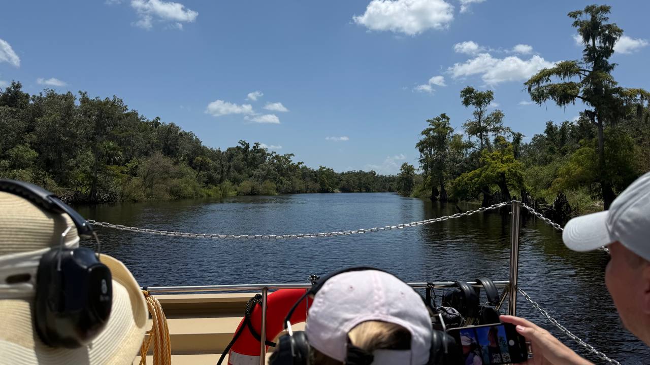 Personen auf dem Luftboot bei Upriver Adventures in den Everglades