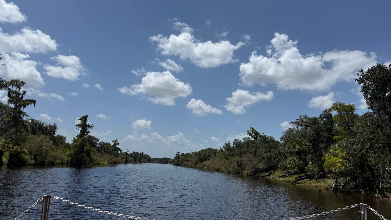 Seilbrücke über den Fluss während der Luftboot-Tour in den Everglades