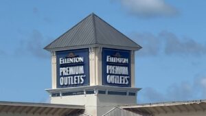 Eingangsschild der Ellenton Premium Outlets in Ellenton, Florida – Outlet Center zum Shoppen