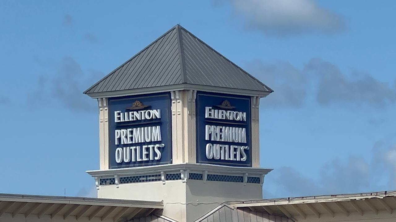 Eingangsschild der Ellenton Premium Outlets in Ellenton, Florida – Outlet Center zum Shoppen