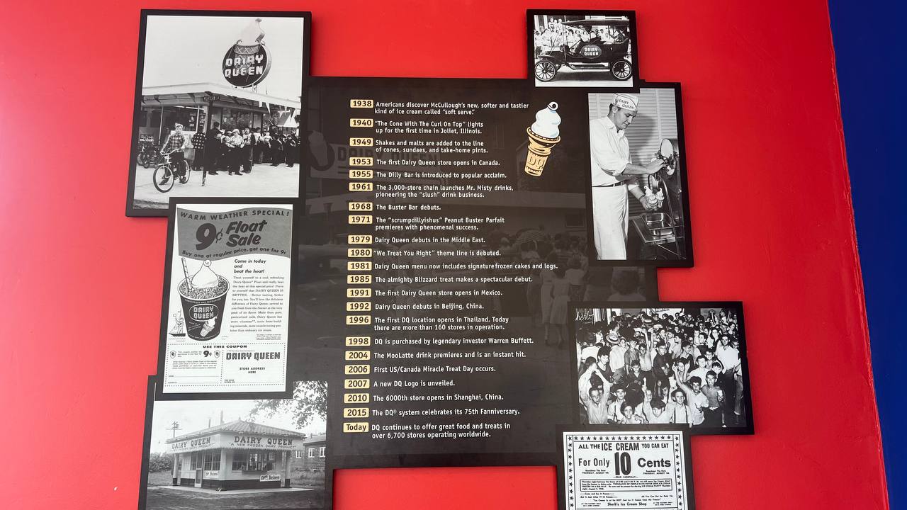 Historische Timeline-Wand bei Dairy Queen – Die Geschichte von 1938 bis heute im Restaurant