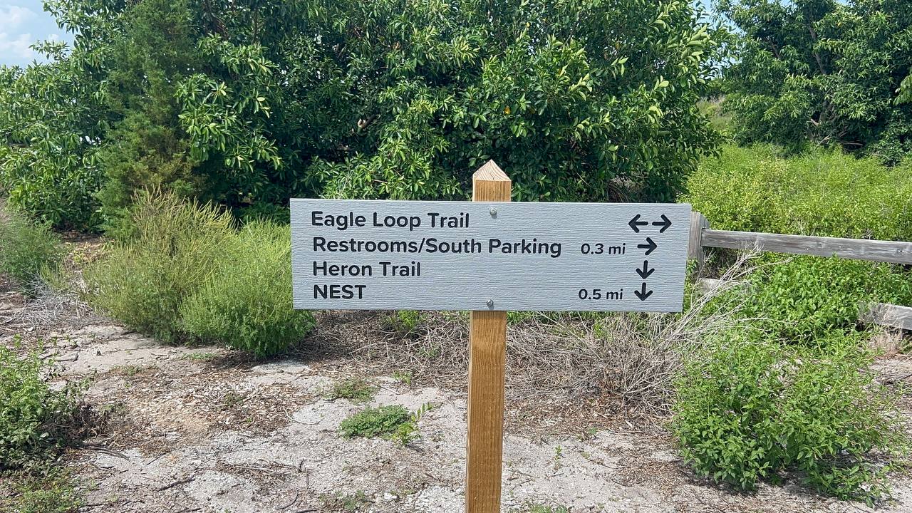 Holzwegweiser zum Eagle Loop Trail und Heron Trail im Robinson Preserve Park